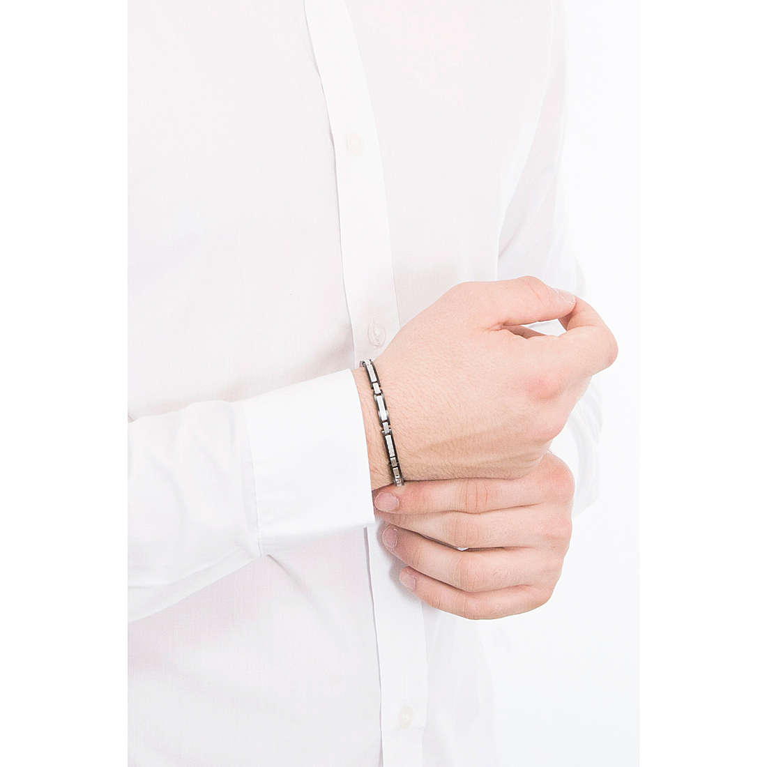 Comete bracelets Texture man UBR 979 wearing