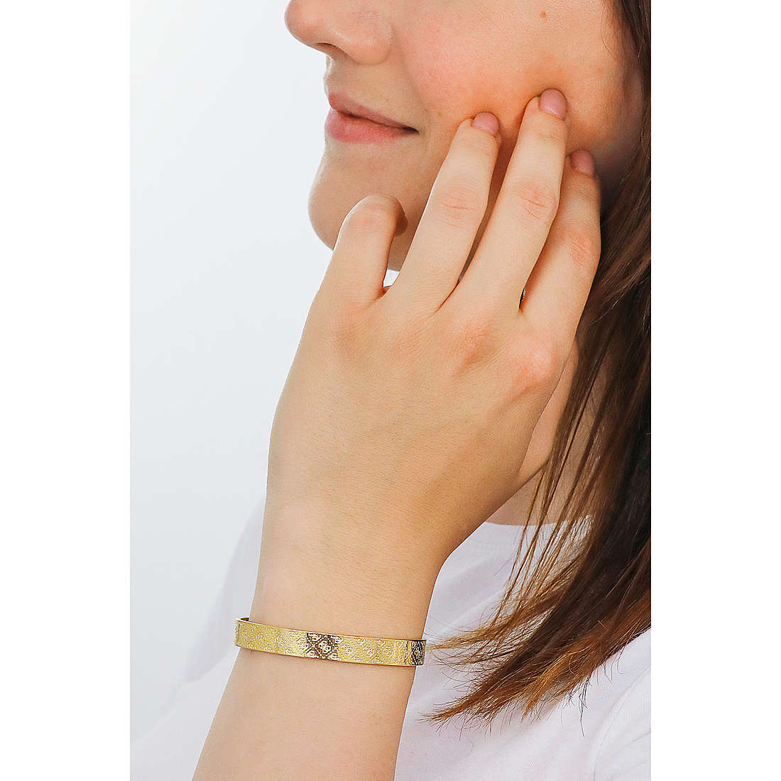 Guess bracelets Golden Hour woman JUBB70142JW wearing