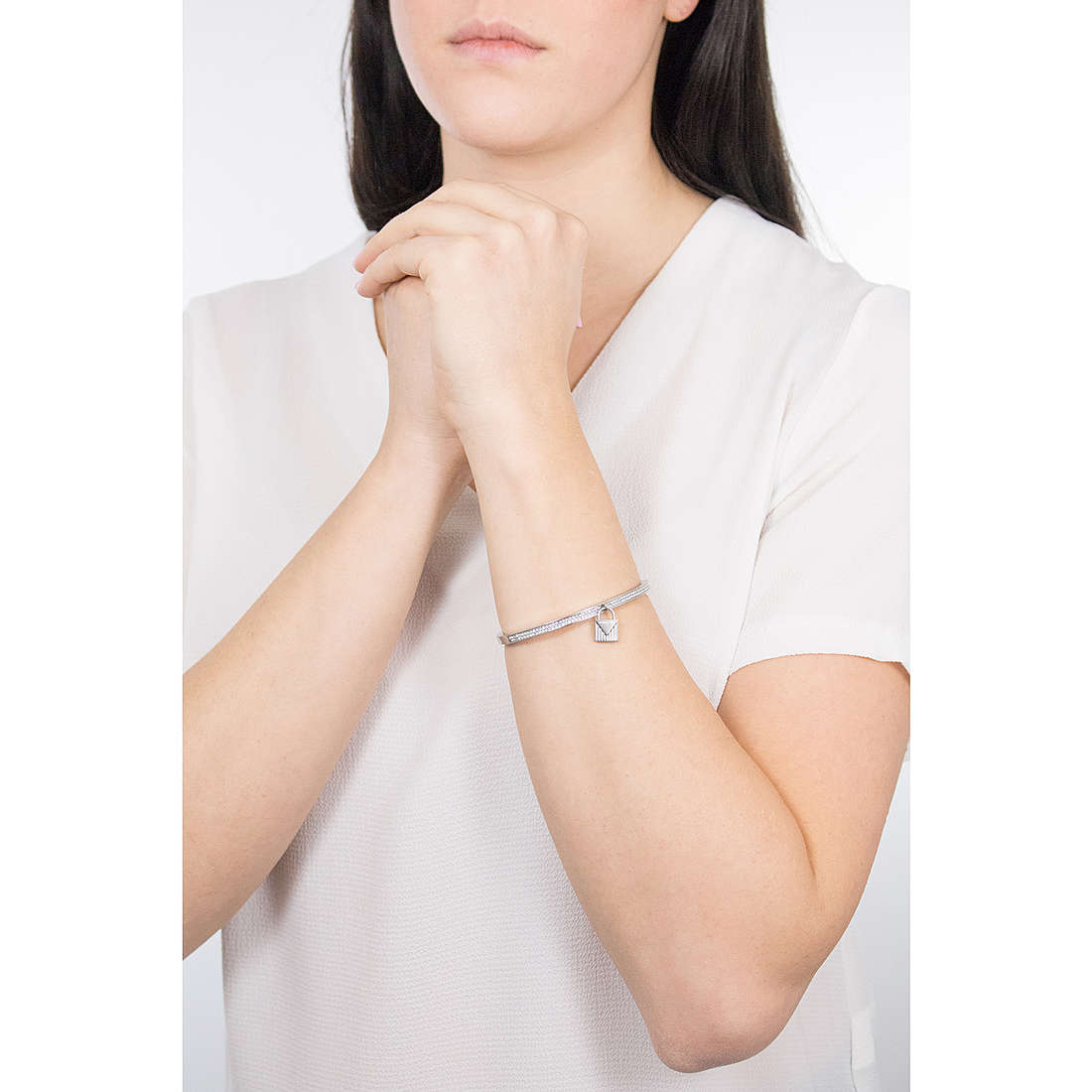 Michael Kors bracelets Fashion woman MKJ6994040 wearing