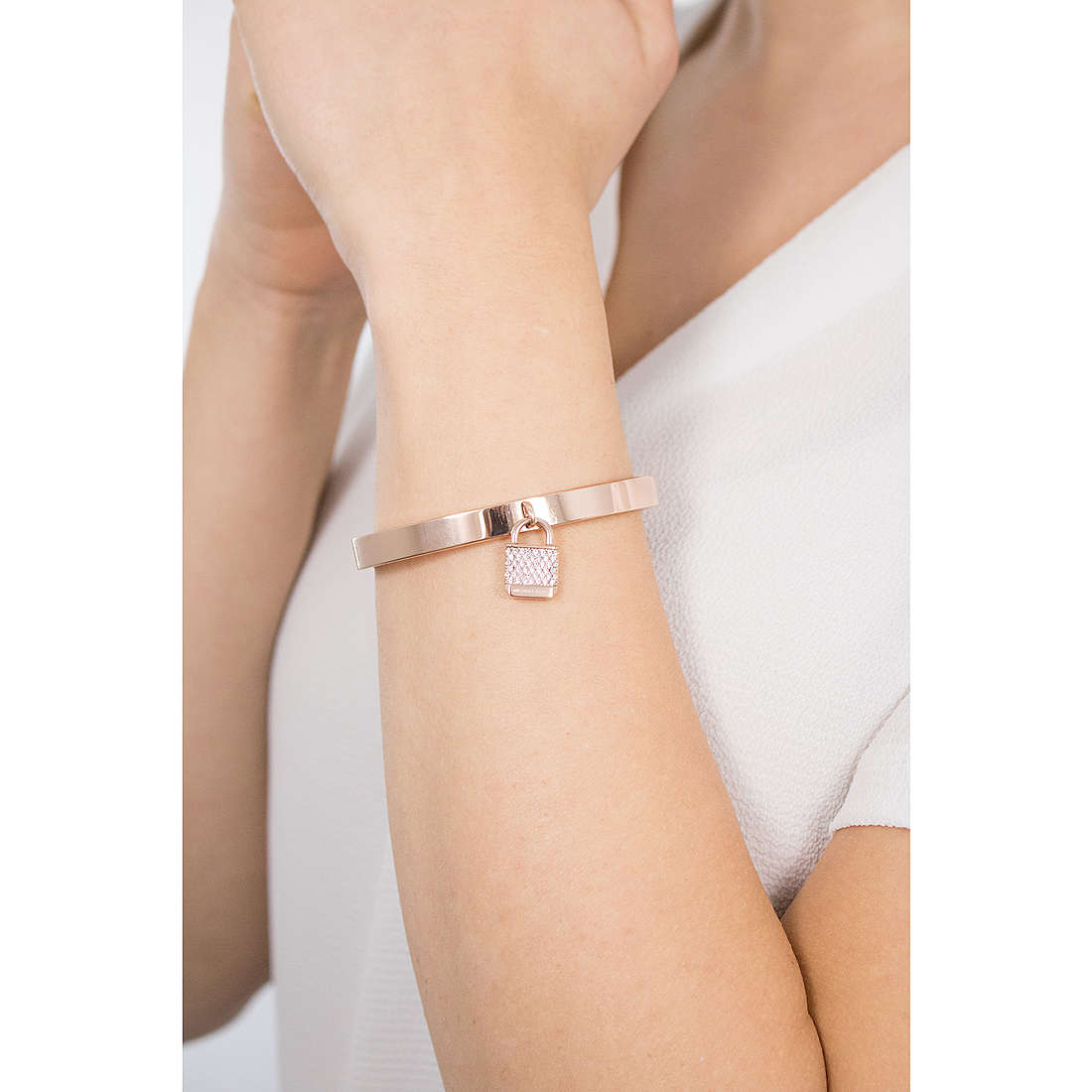 Michael Kors bracelets Iconic woman MKJ6356791 wearing