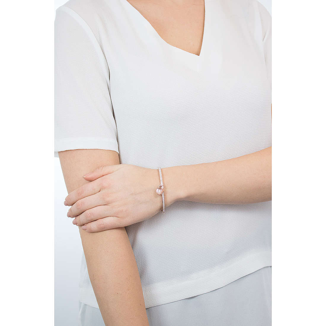 Michael Kors bracelets Logo woman MKJ7019791 wearing