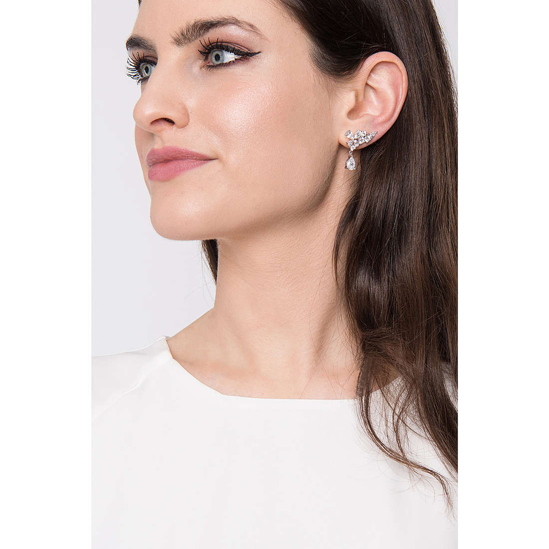 Comete earrings Farfalle woman ORA 125 wearing