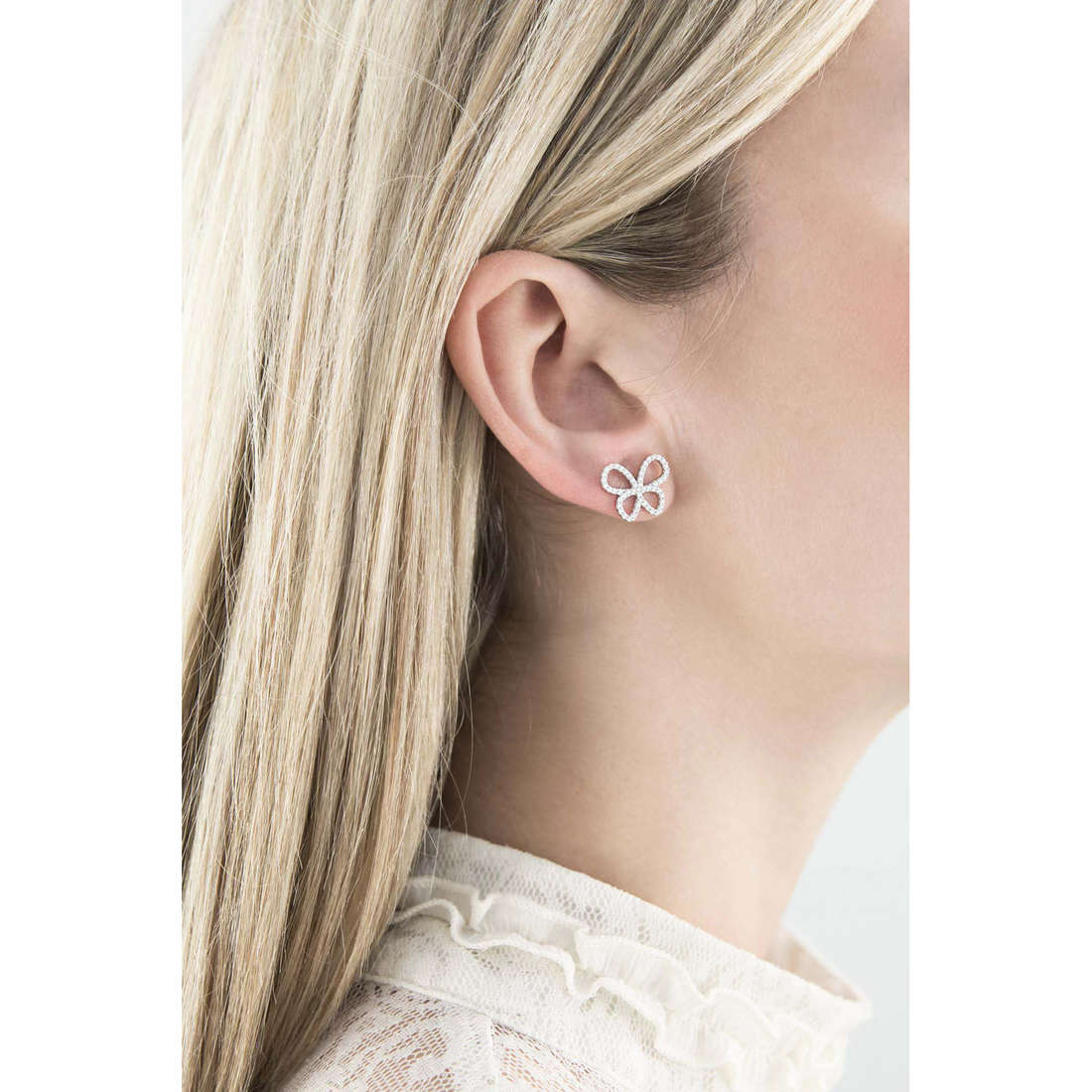 Comete earrings Farfalle woman ORA 106 wearing