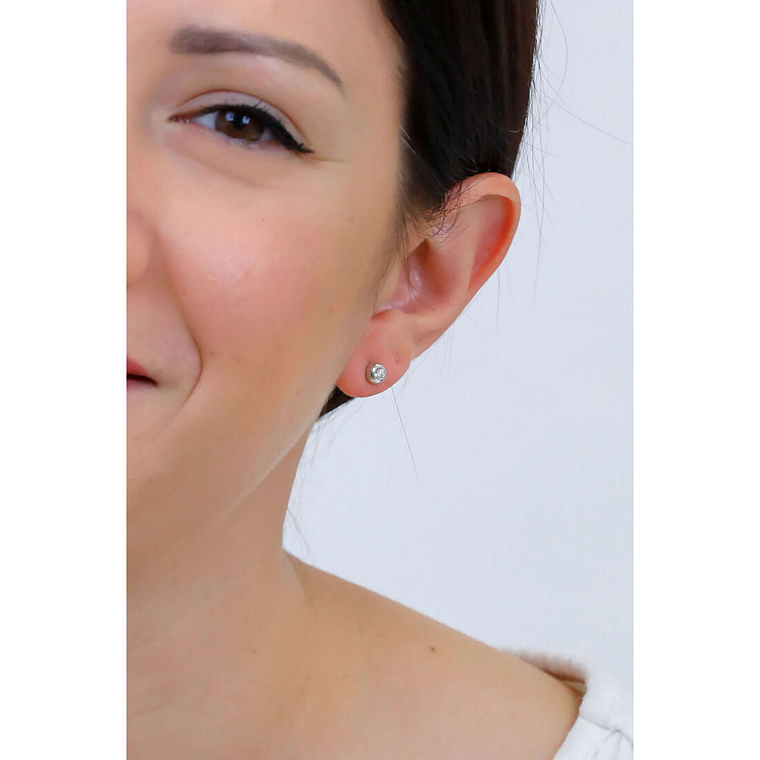 Comete earrings woman ORB 702 wearing