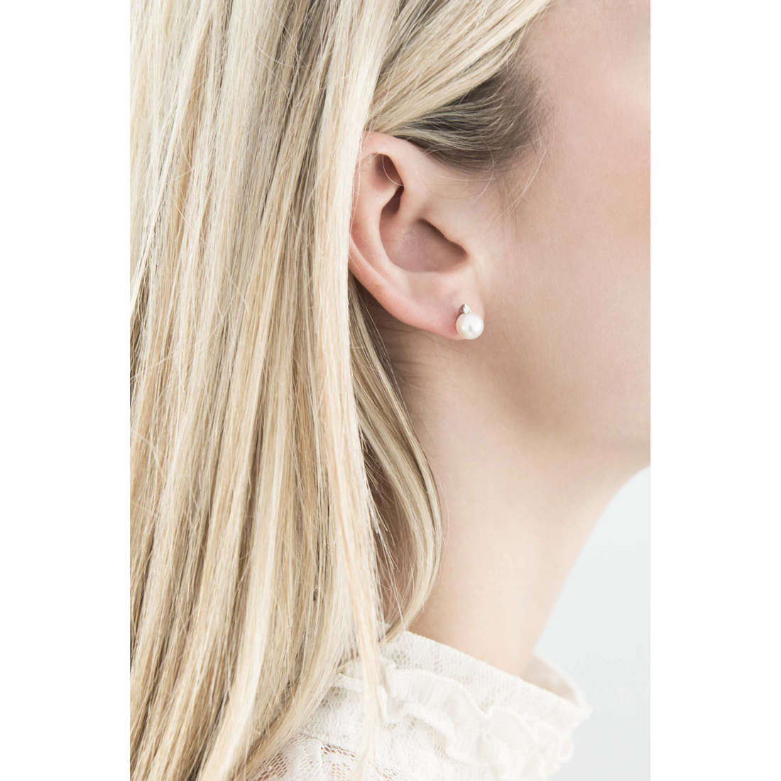Comete earrings Easy Basic woman ORP 543 wearing