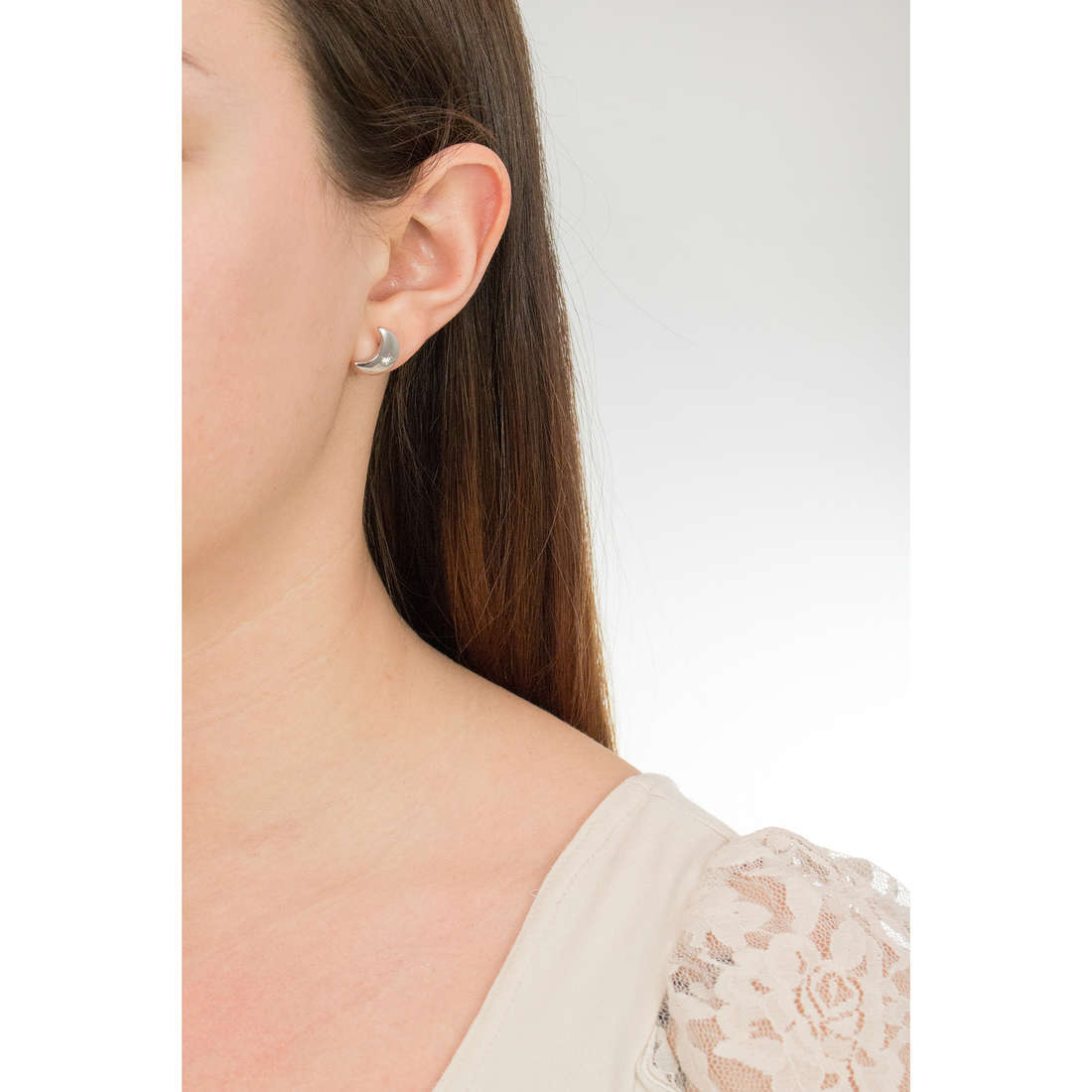 Sagapò earrings Estrella woman SRE31 wearing