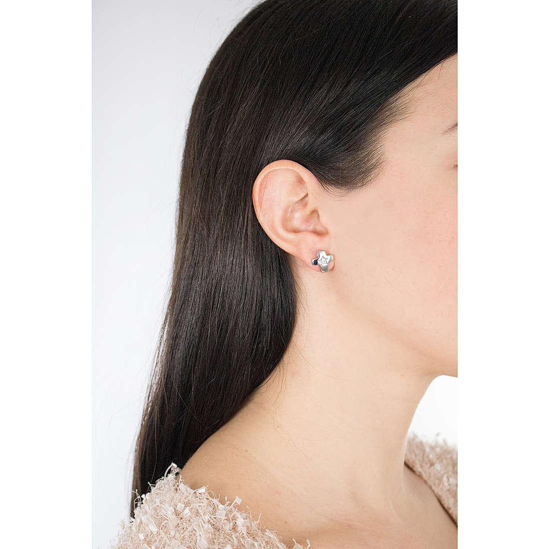 Sagapò earrings Estrella woman SRE39 wearing