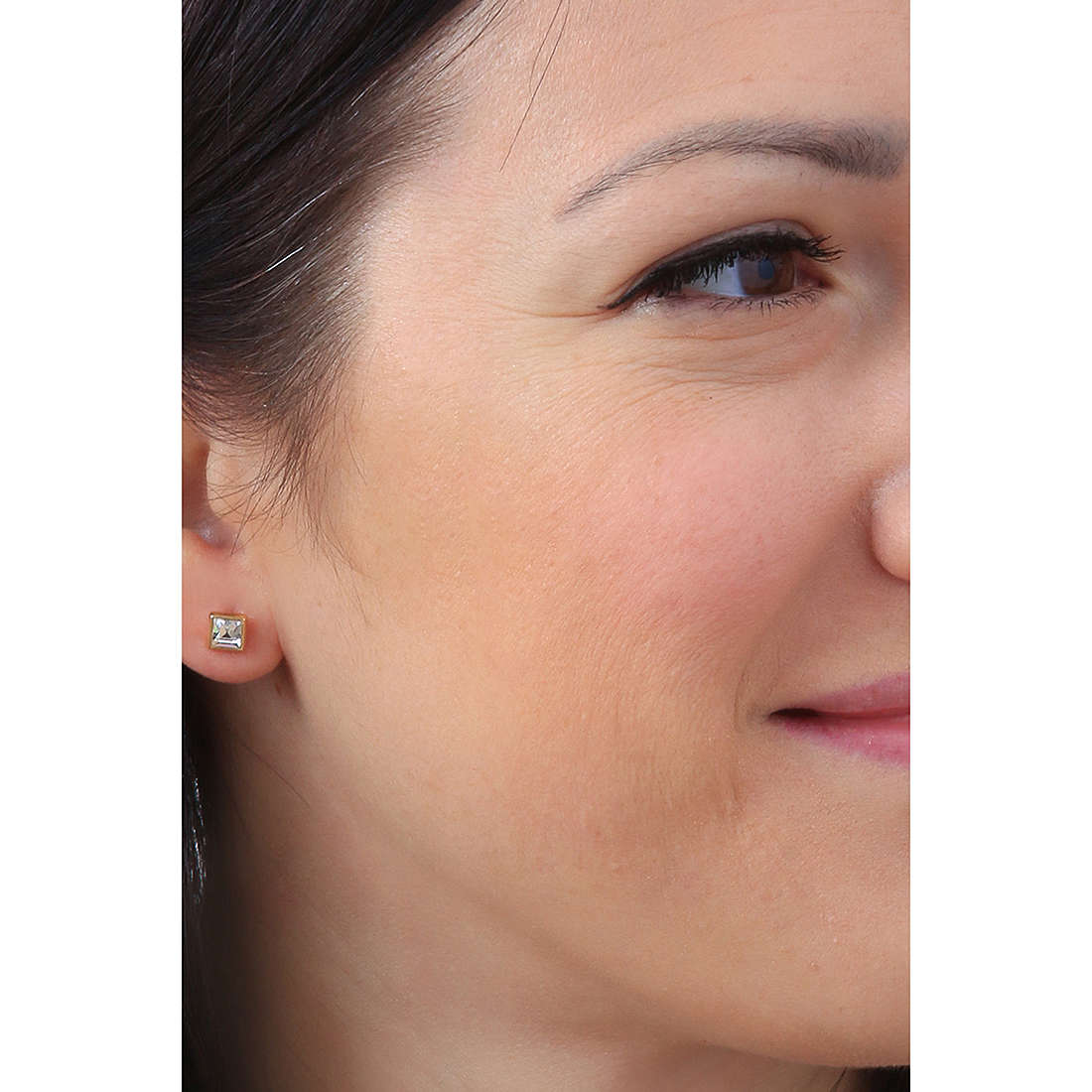 Brosway earrings Emphasis woman BEH23 wearing