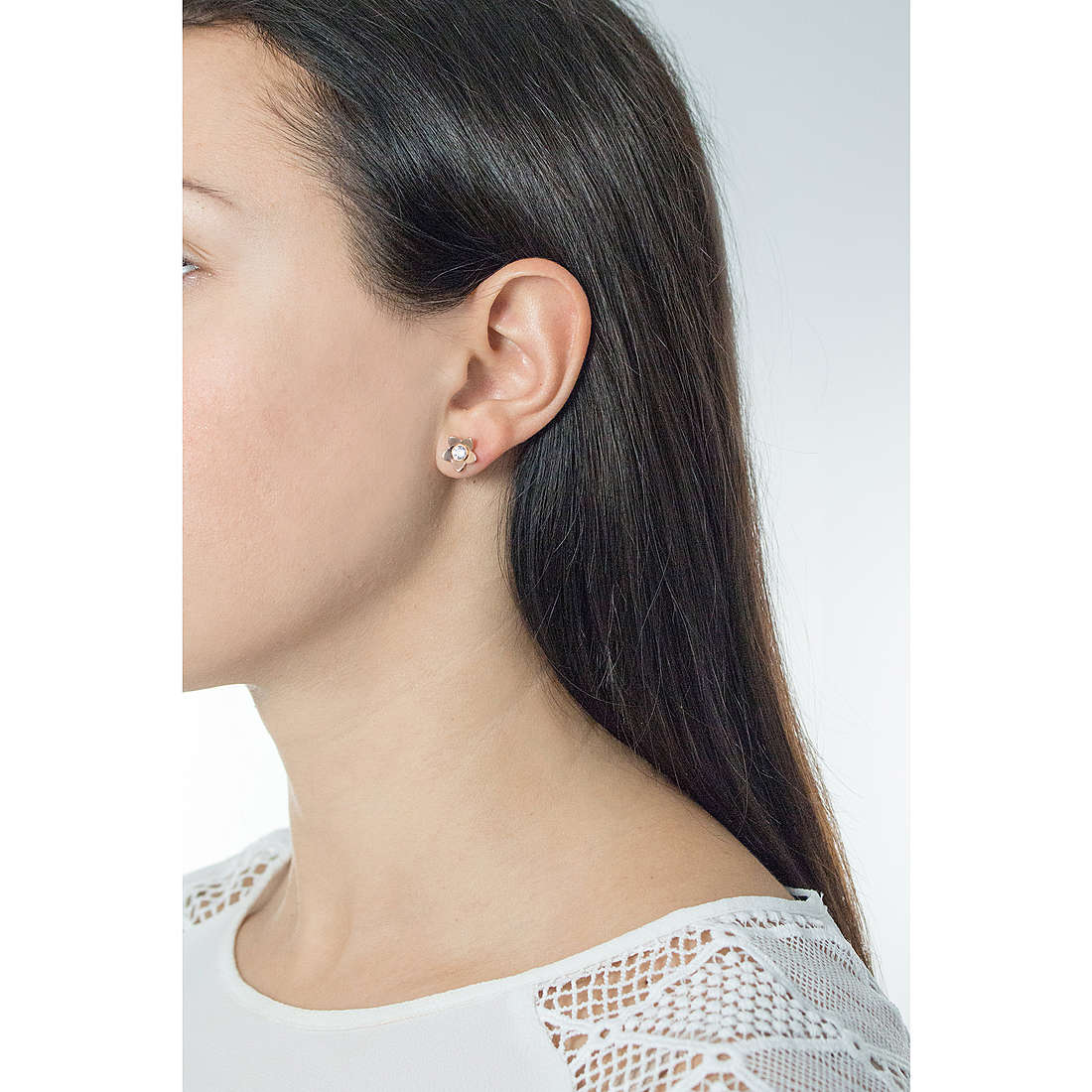 Brosway earrings Ikebana woman BKE22 wearing