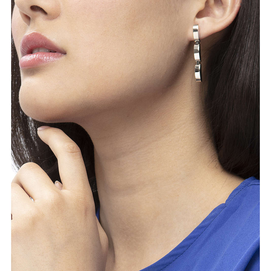 Calvin Klein earrings Wavy woman KJAYME000200 wearing