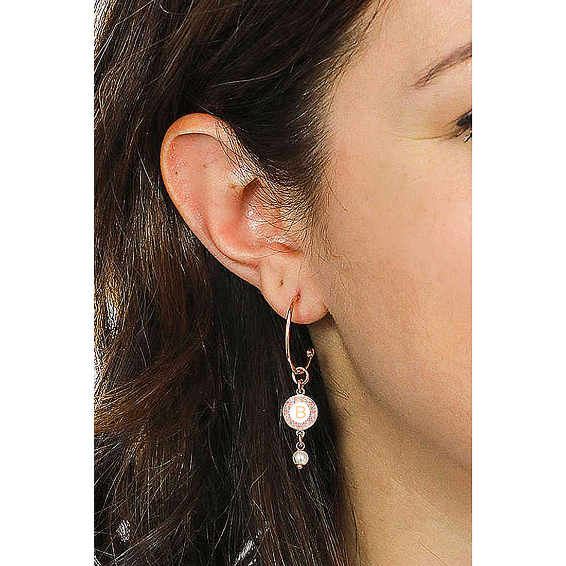 Dvccio earrings Kelly woman OTRESAGR-b wearing