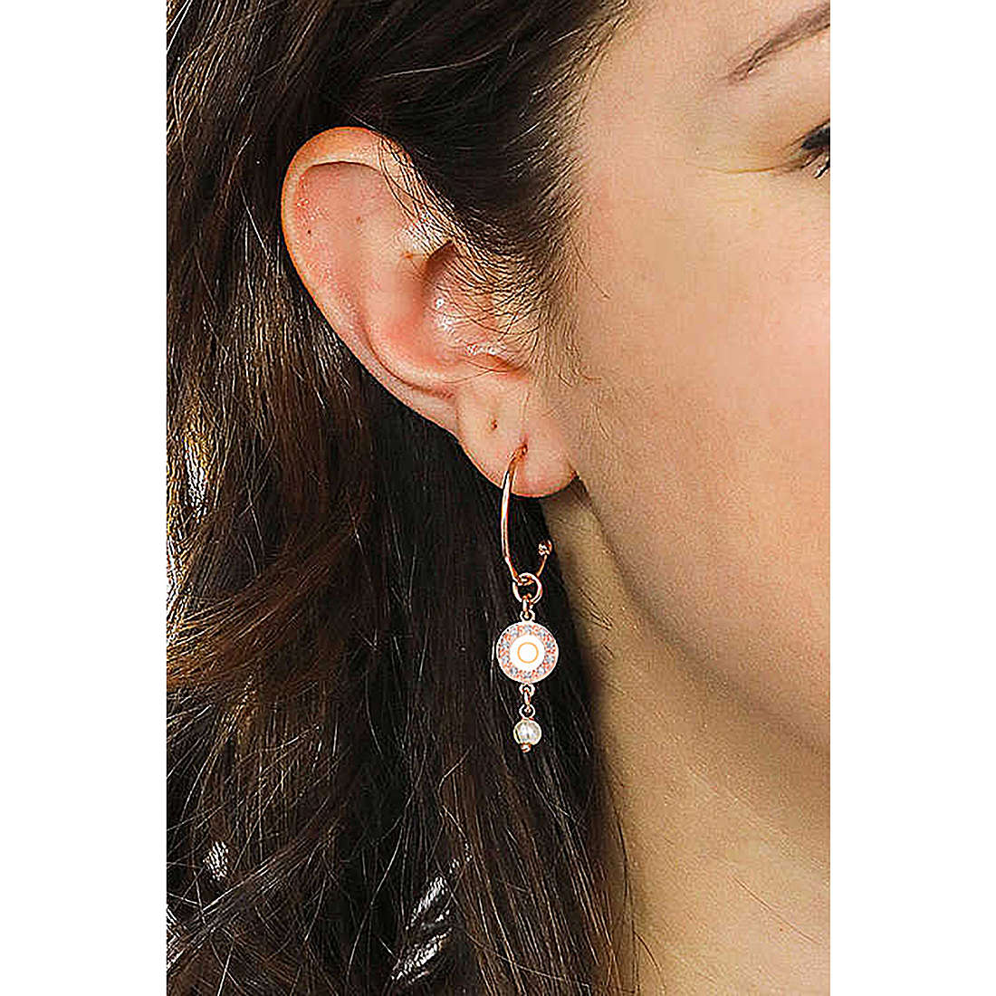 Dvccio earrings Kelly woman OTRESAGR-o wearing