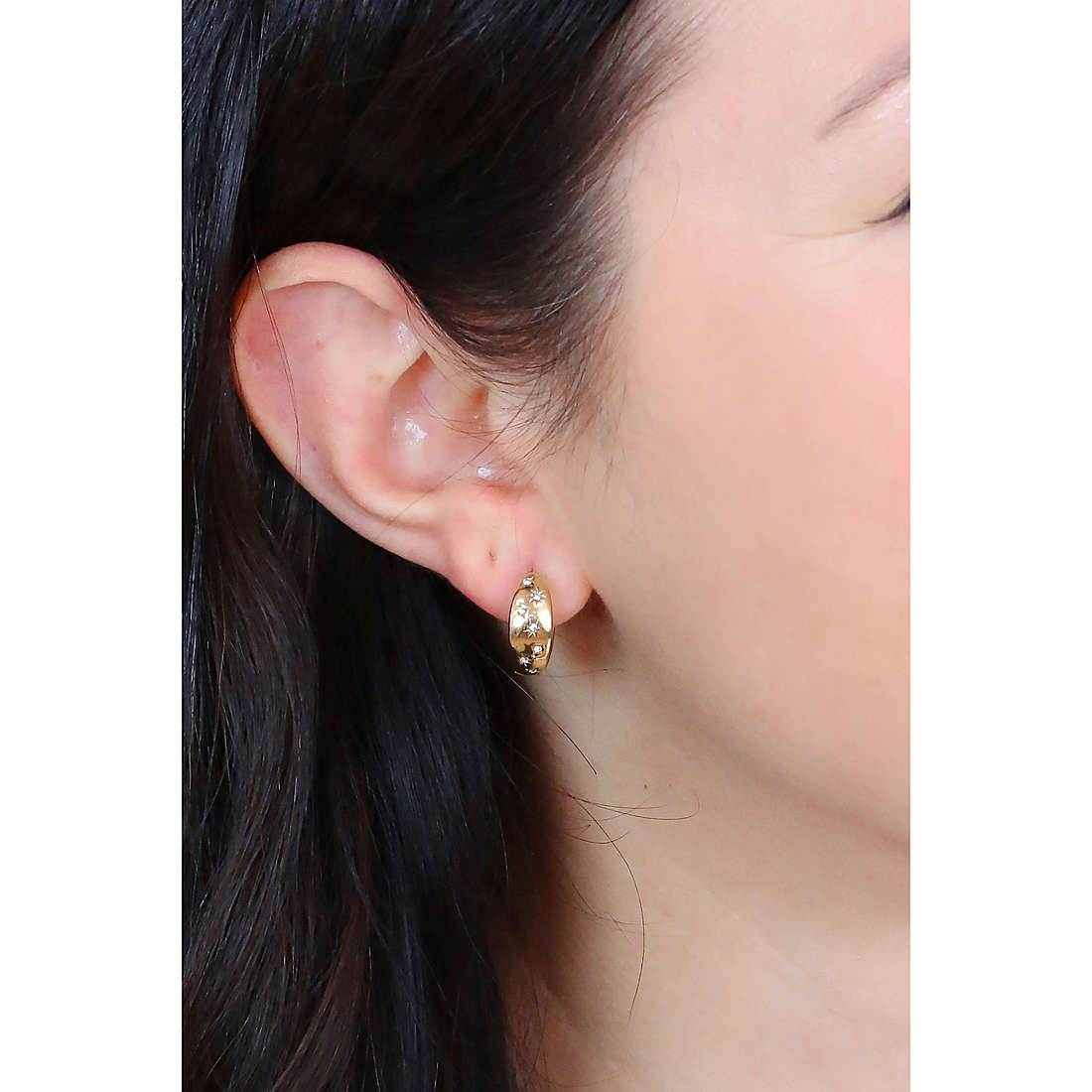 Fossil earrings Sadie woman JF04240710 wearing