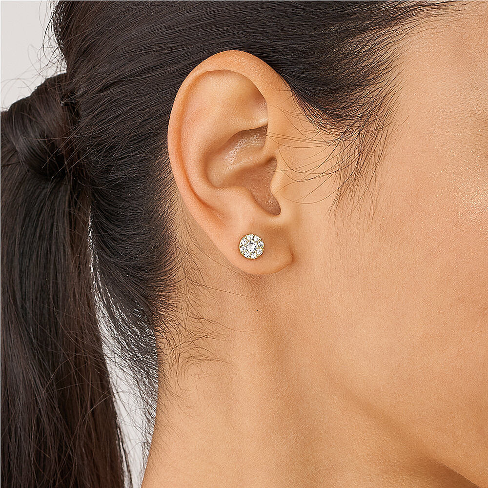 Fossil earrings Sutton woman JF04375710 wearing