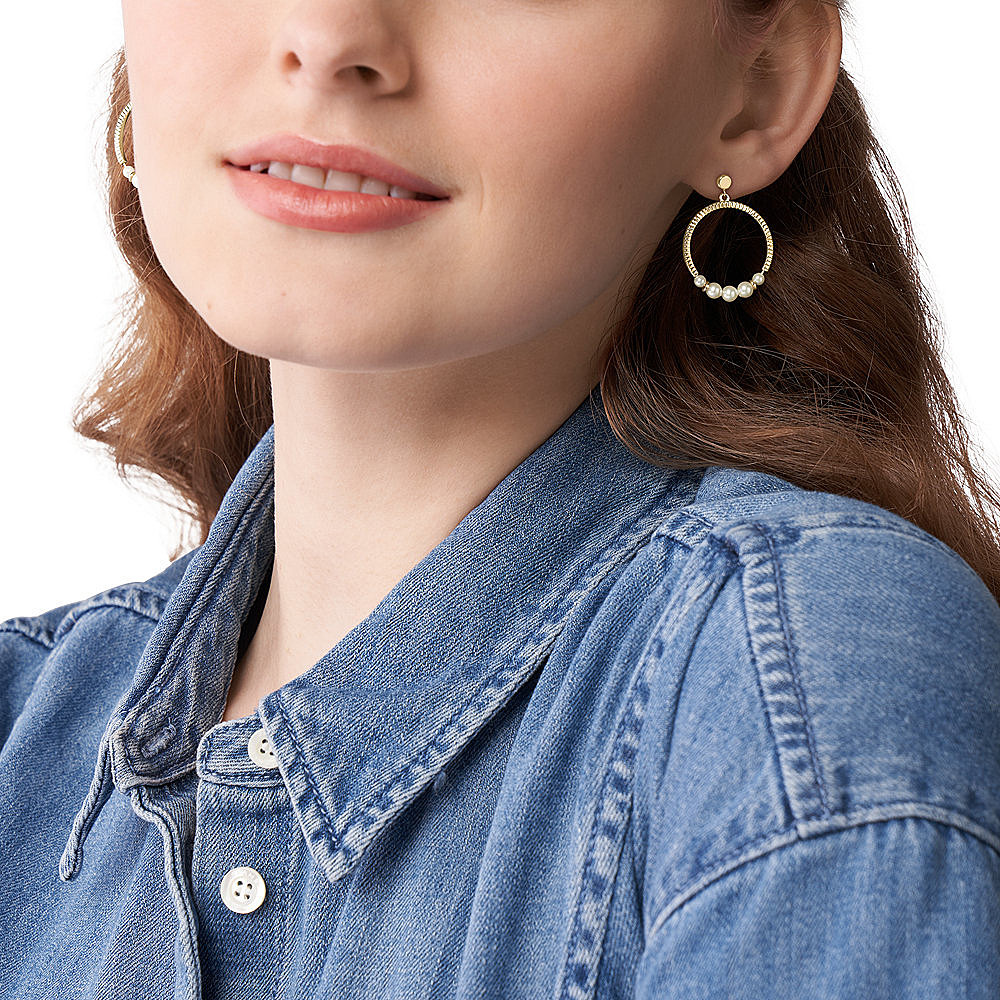 Fossil earrings Val woman JF04066710 wearing