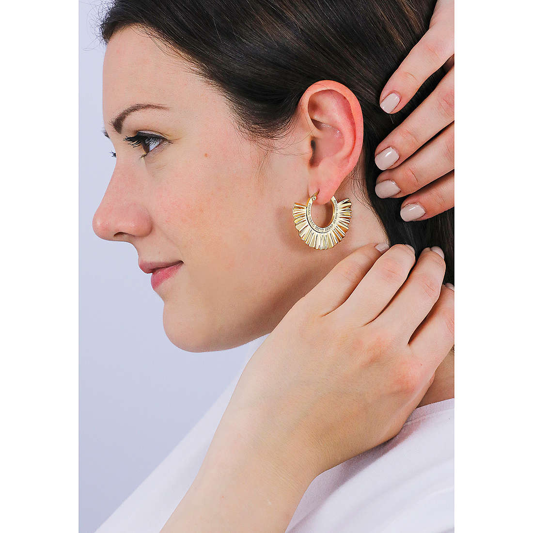 Guess earrings Plisse woman JUBE70057JW wearing