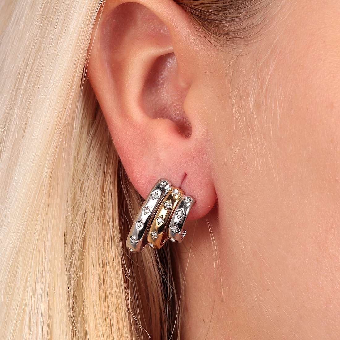 Morellato earrings Cerchi woman SAKM78 wearing