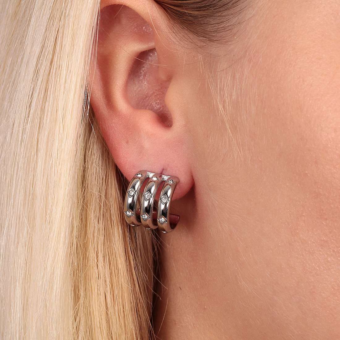 Morellato earrings Cerchi woman SAKM79 wearing