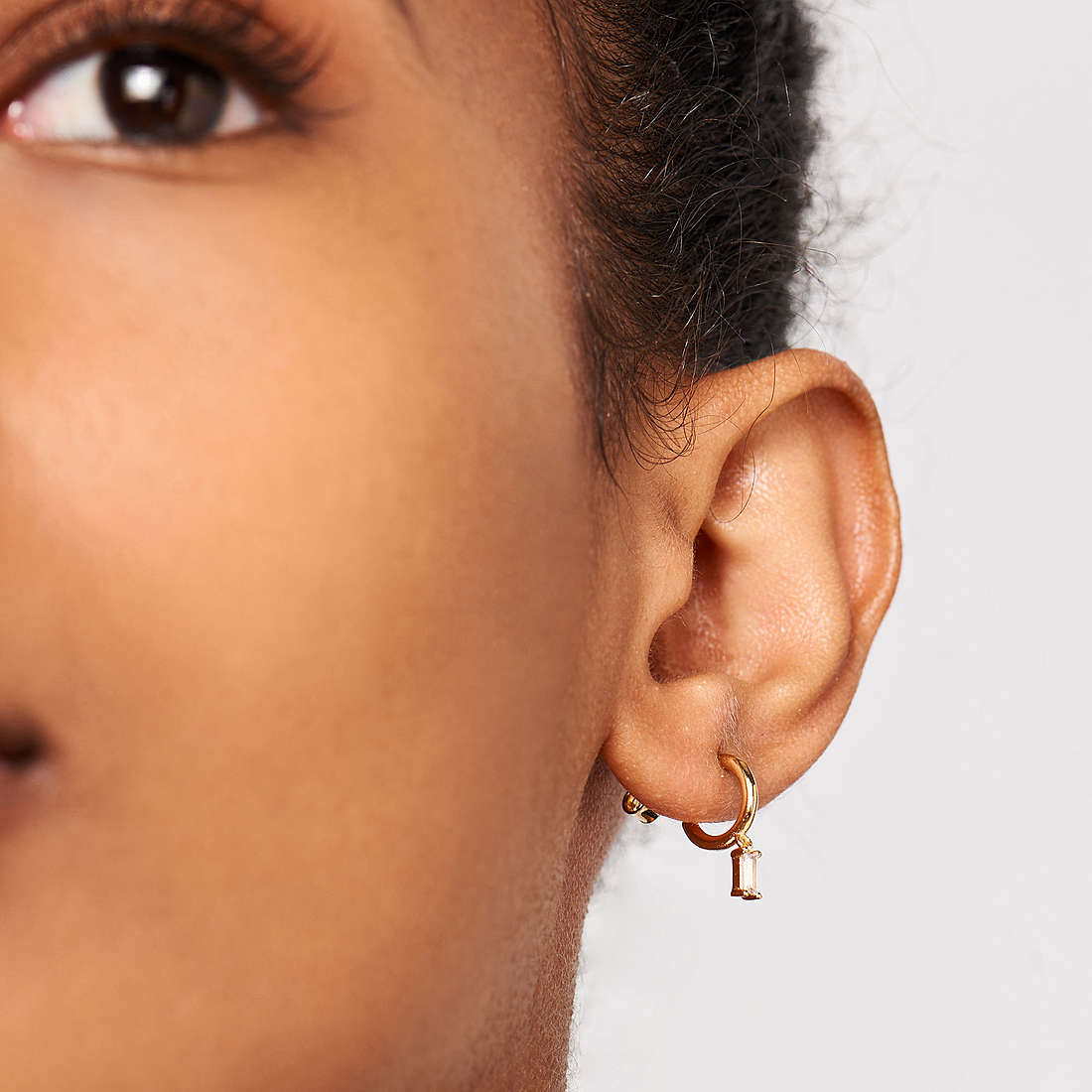 PDPaola earrings woman AR01-115-U wearing