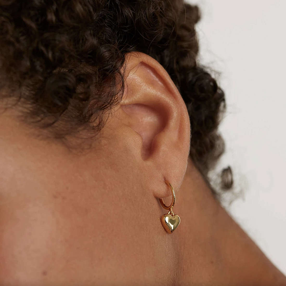 PDPaola earrings woman AR01-364-U wearing
