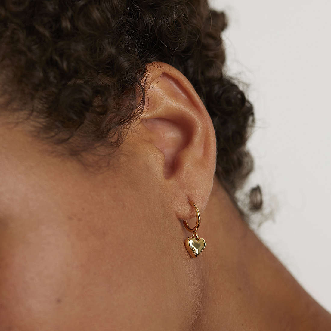 PDPaola earrings woman AR01-364-U wearing