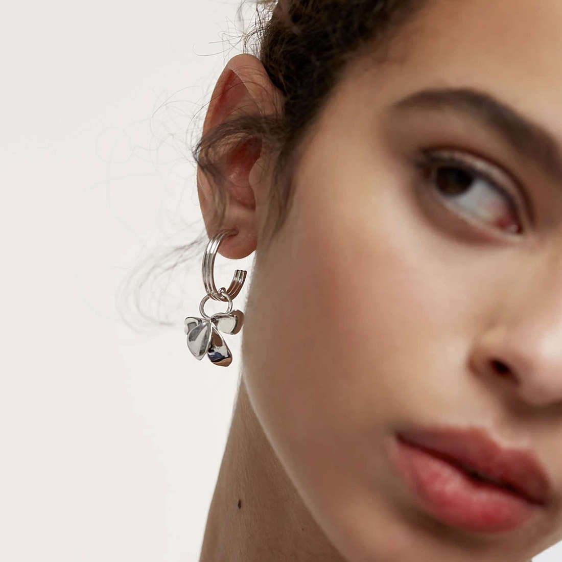 PDPaola earrings Blossom woman AR02-185-U wearing