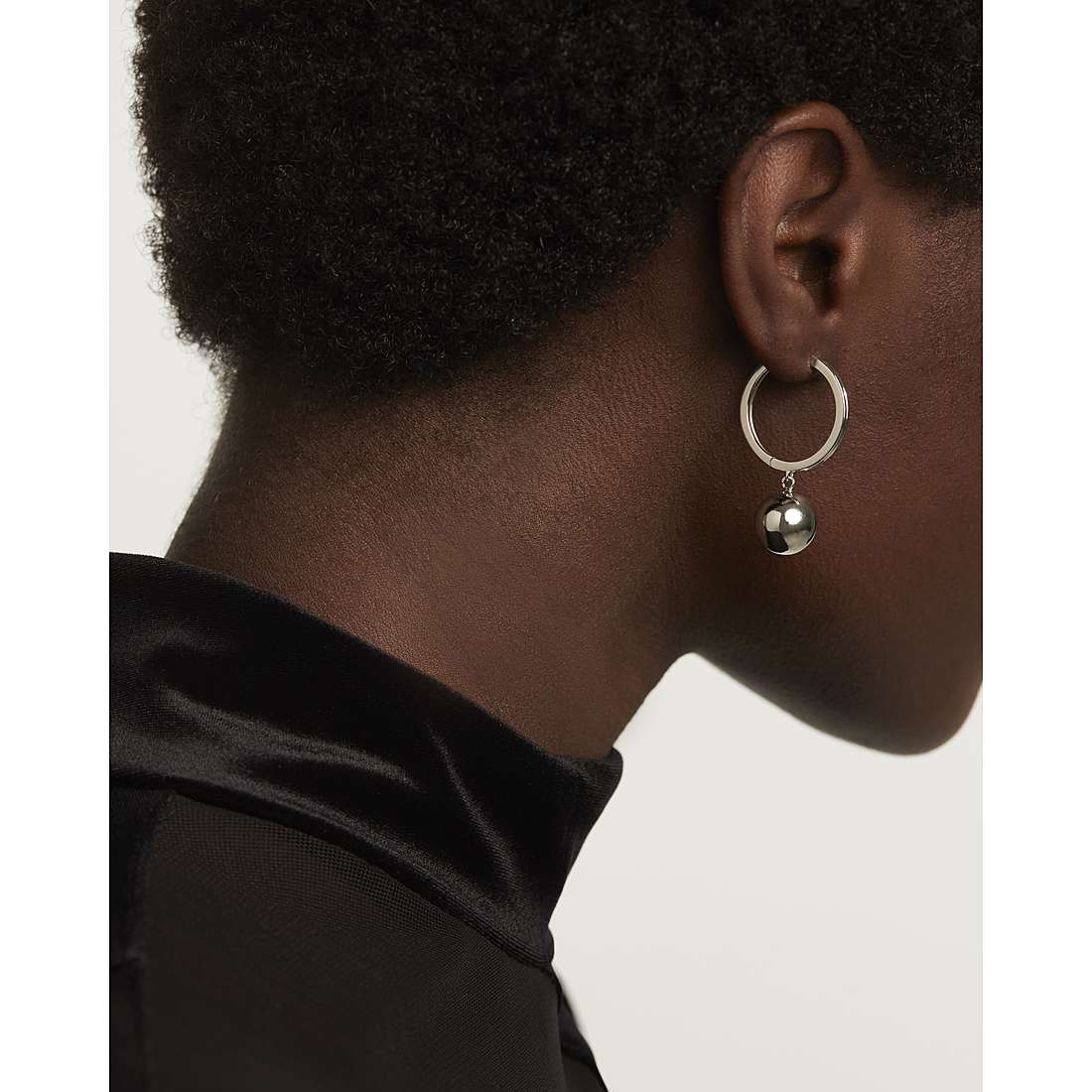 PDPaola earrings Super Future woman AR02-507-U wearing