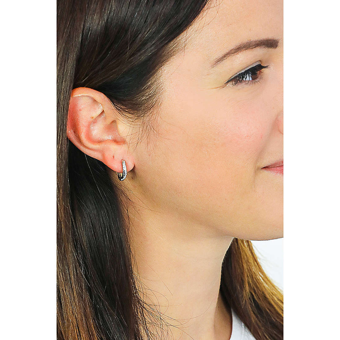 Rebecca earrings Golden ear woman SGEOBB18 wearing