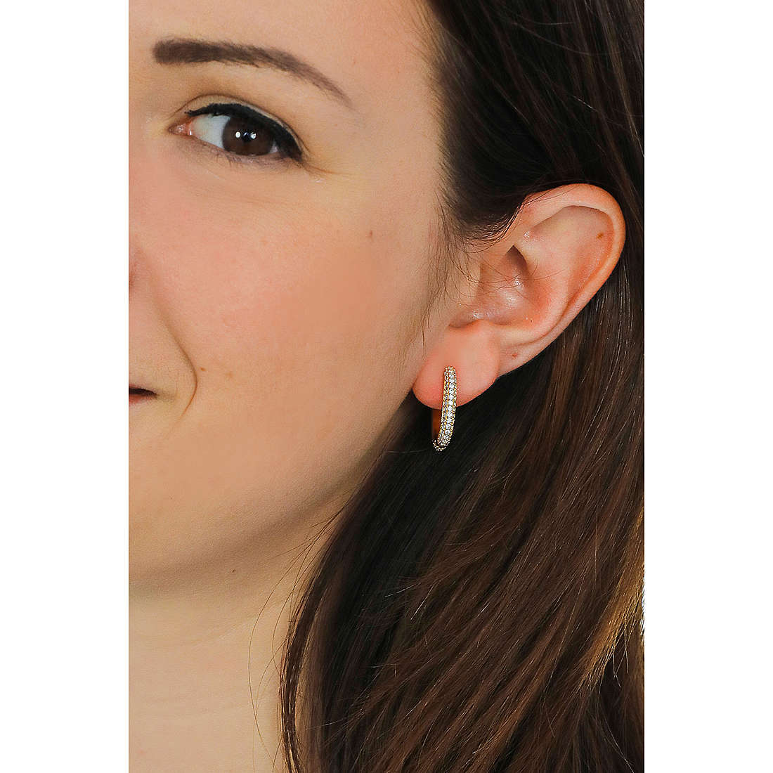 Rebecca earrings Golden ear woman SGEOOB16 wearing