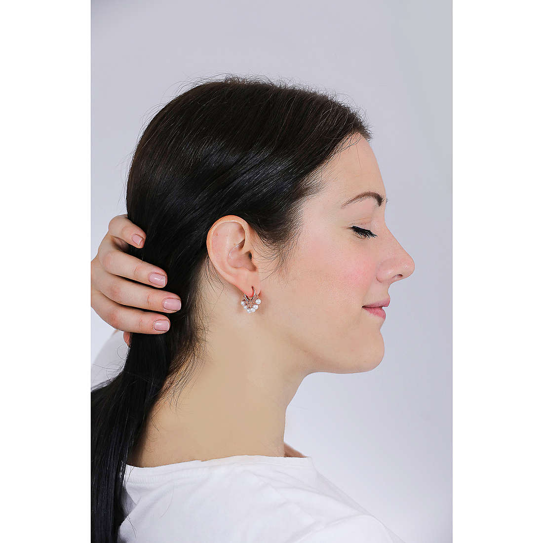 Rebecca earrings Golden ear woman SGEORB14 wearing