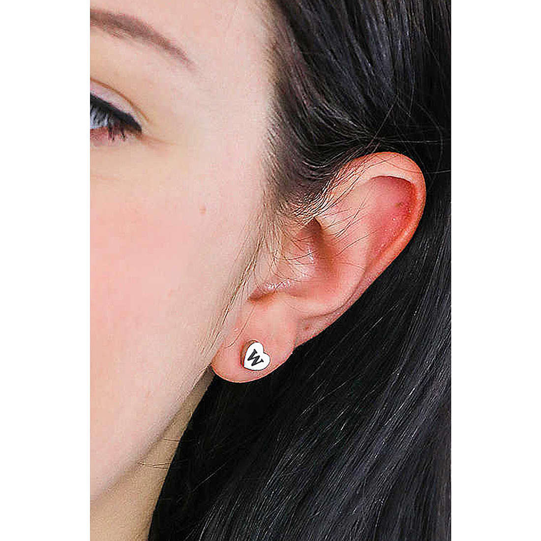 Sagapò earrings Click woman SCK115 wearing