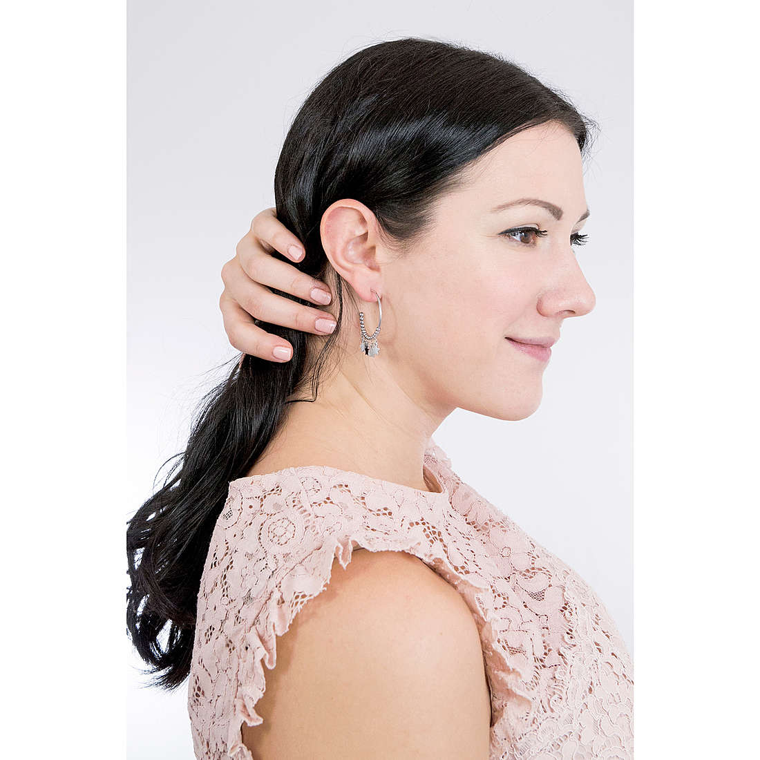 Sagapò earrings Medina woman SEA23 wearing
