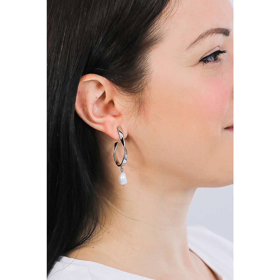 Skagen earrings Agnethe woman SKJ1396040 wearing