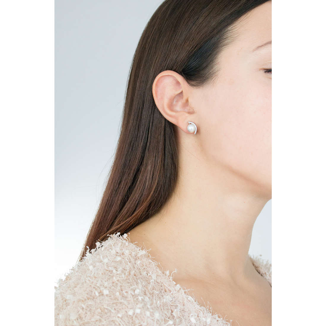Skagen earrings Fall 2015 woman SKJ0736040 wearing