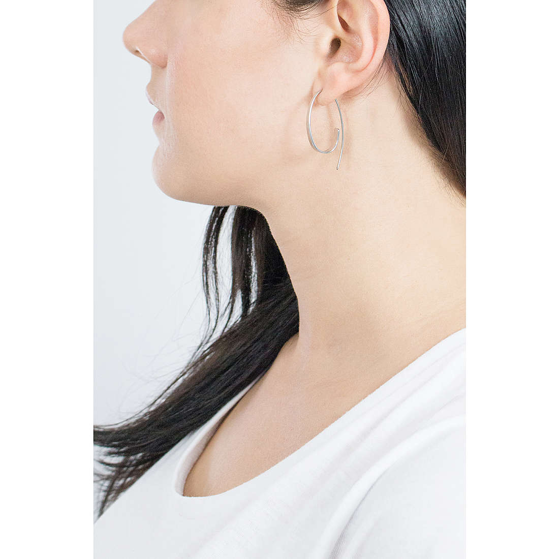 Skagen earrings Kariana woman SKJ1077040 wearing