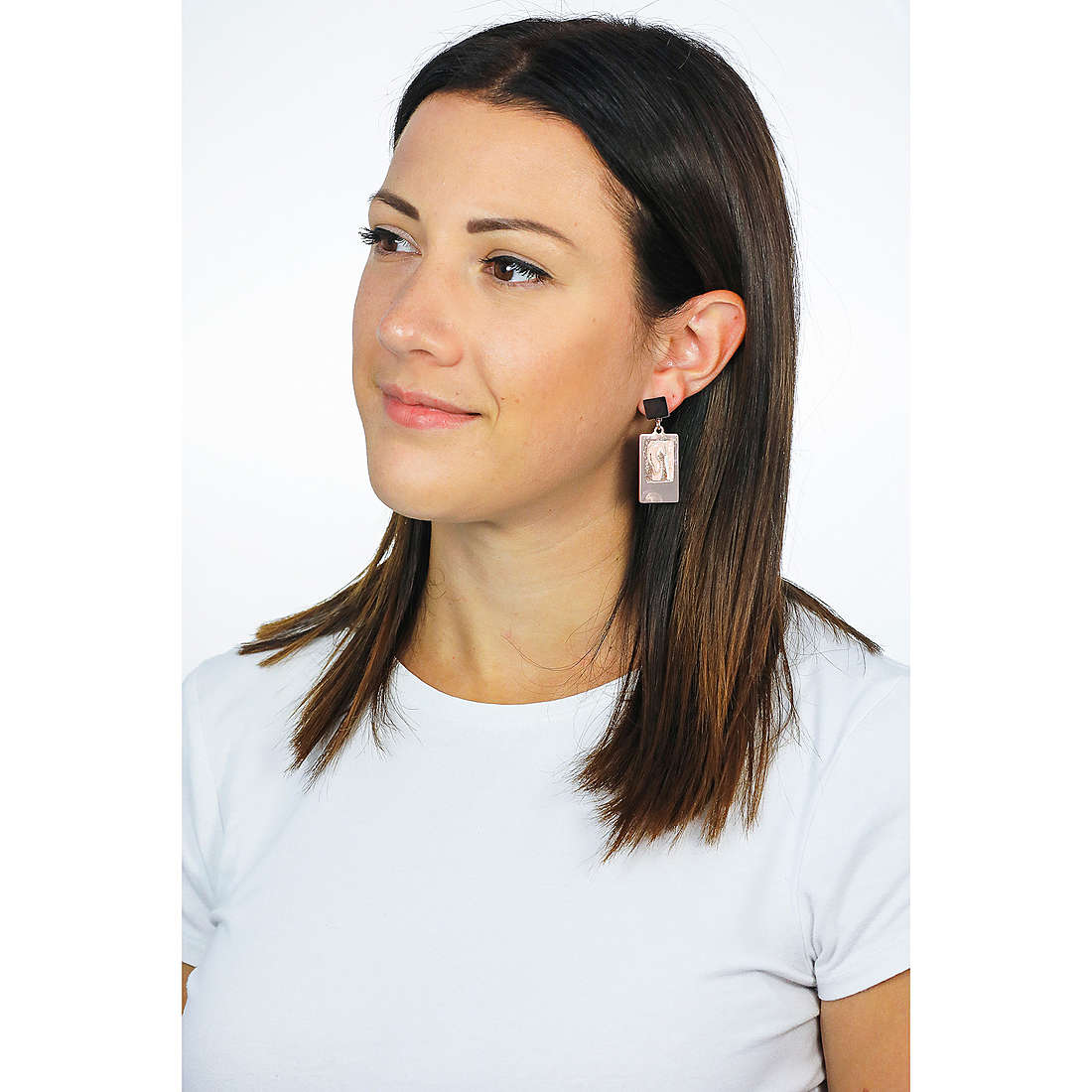 Sovrani earrings Kara woman J5317 wearing