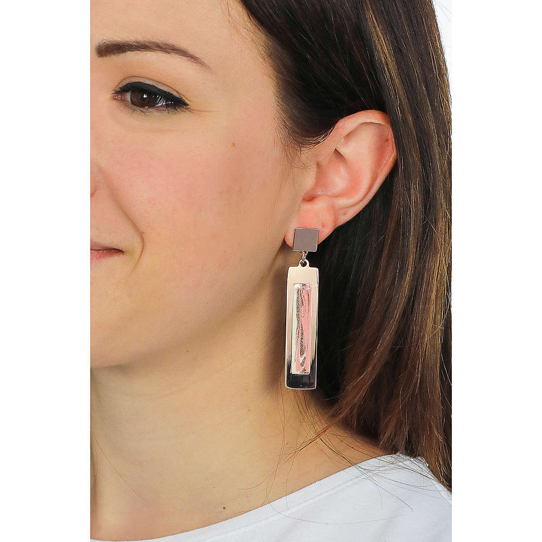 Sovrani earrings Kara woman J5318 wearing