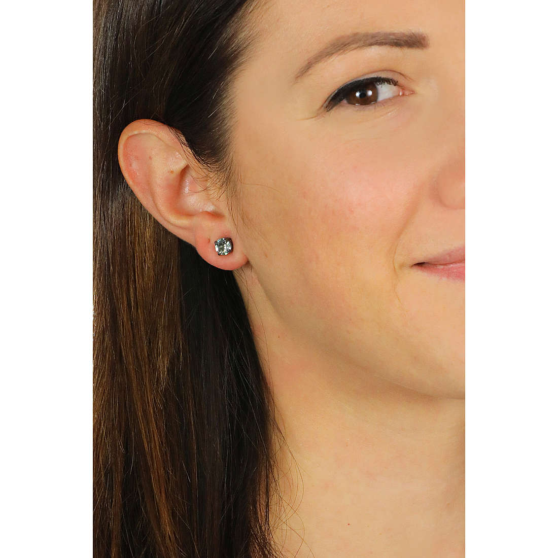 Swarovski earrings woman 5571555 wearing
