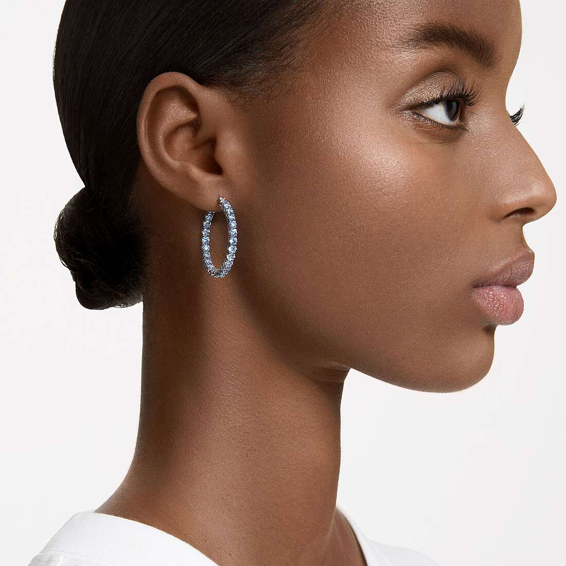 Swarovski earrings woman 5647446 wearing