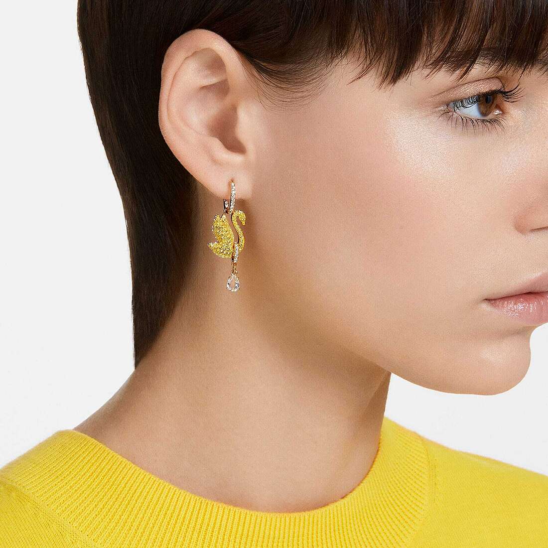 Swarovski earrings woman 5647543 wearing