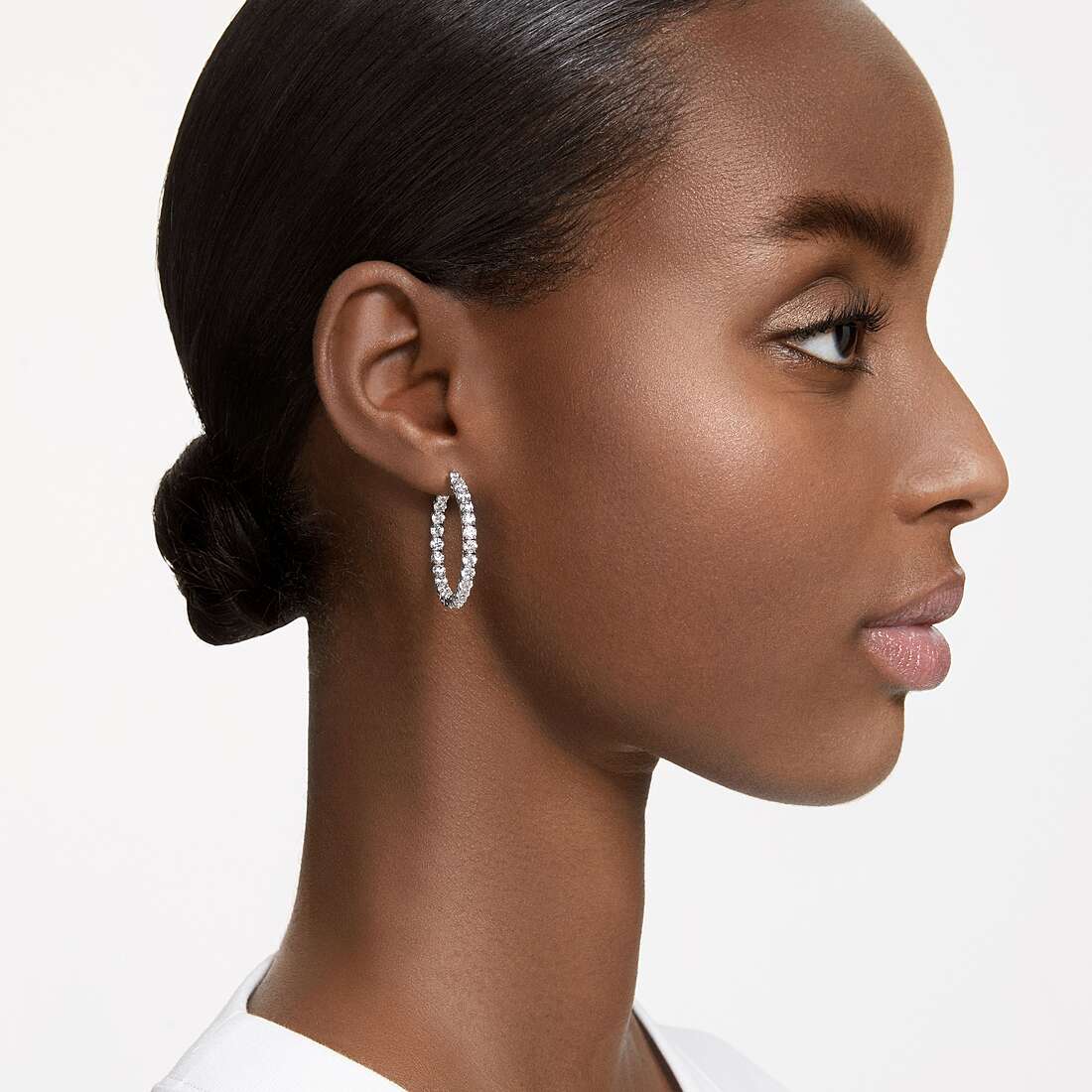 Swarovski earrings woman 5647715 wearing