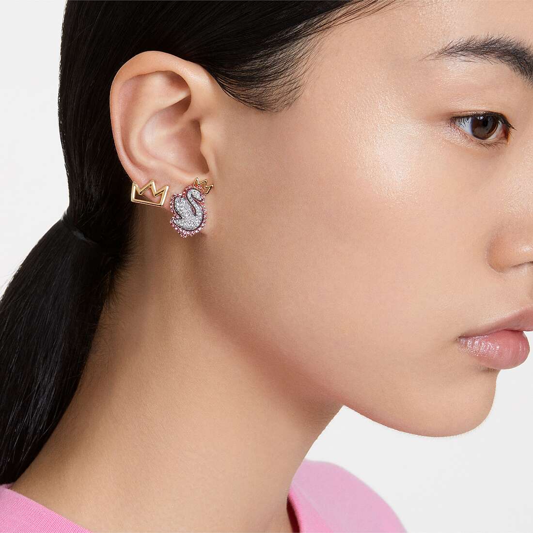 Swarovski earrings woman 5649197 wearing