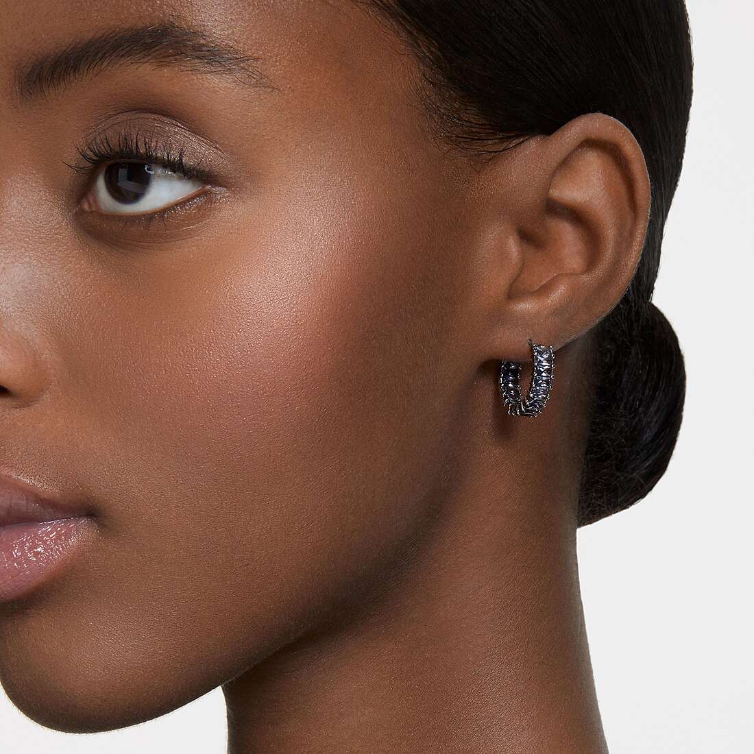 Swarovski earrings woman 5658650 wearing