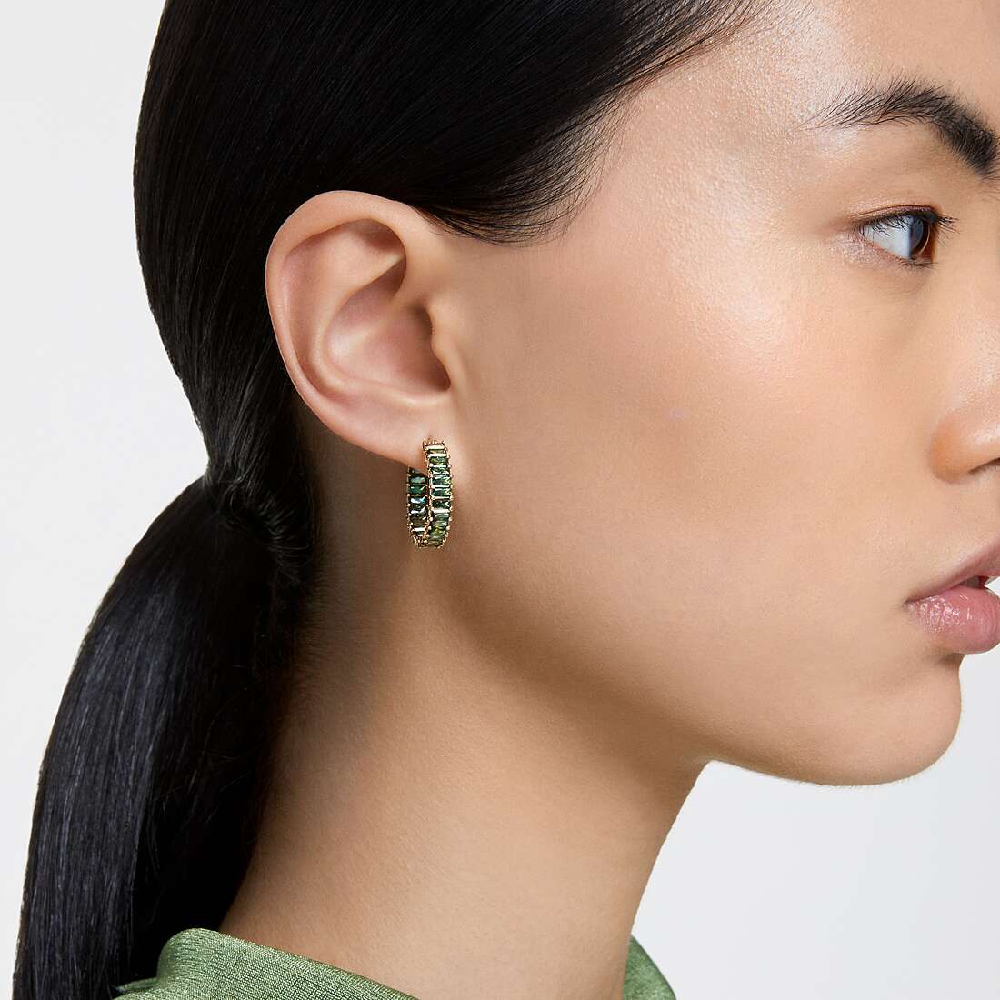 Swarovski earrings woman 5658651 wearing