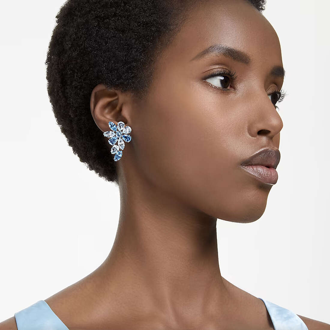 Swarovski earrings woman 5666016 wearing