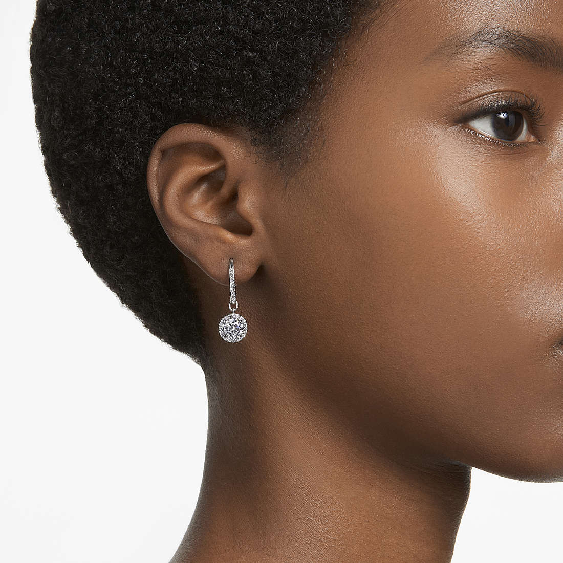 Swarovski earrings Constella woman 5636270 wearing