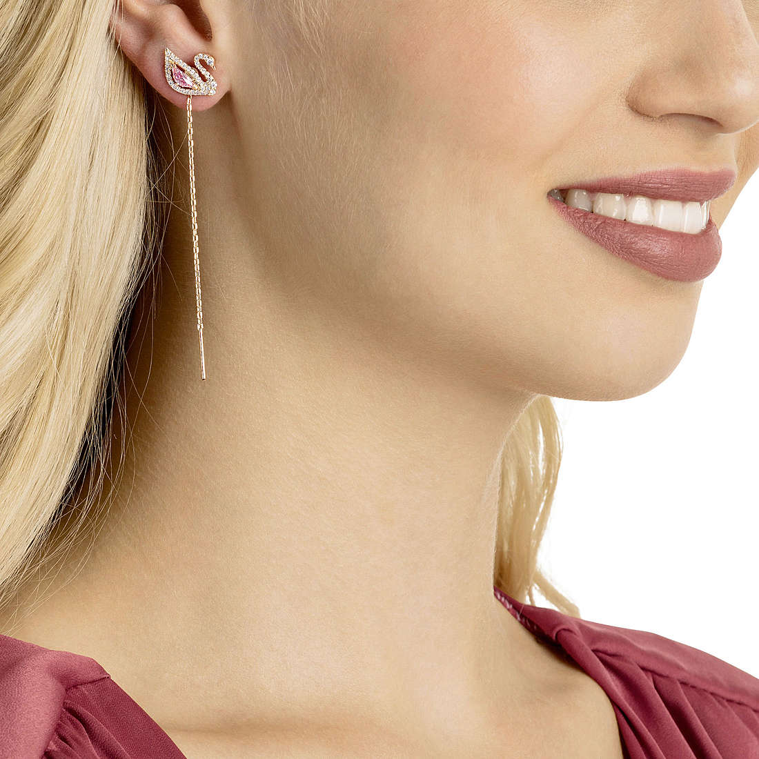 Swarovski earrings Dazzling Swan woman 5469990 wearing