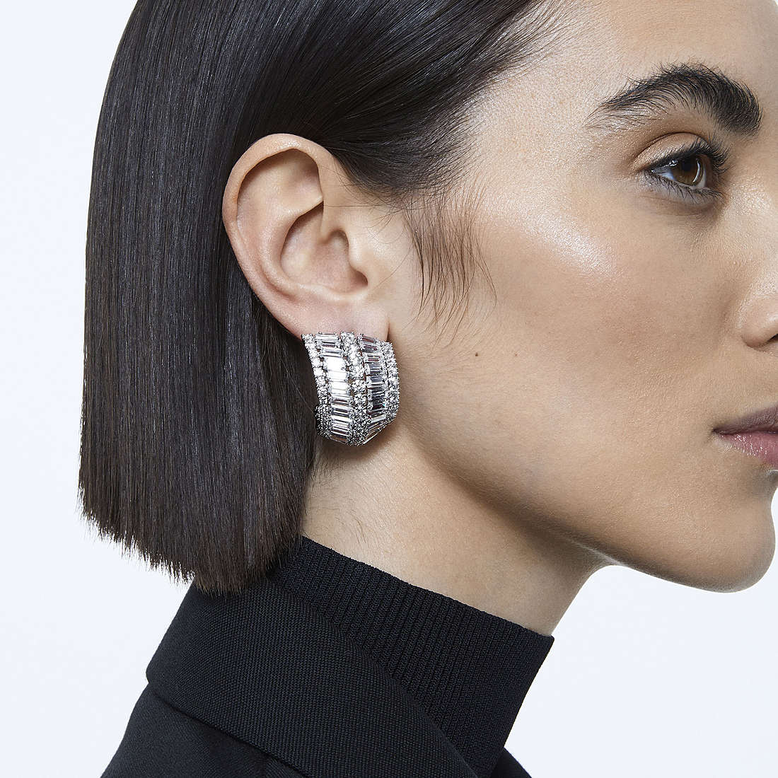 Swarovski earrings Hyperbola woman 5598344 wearing