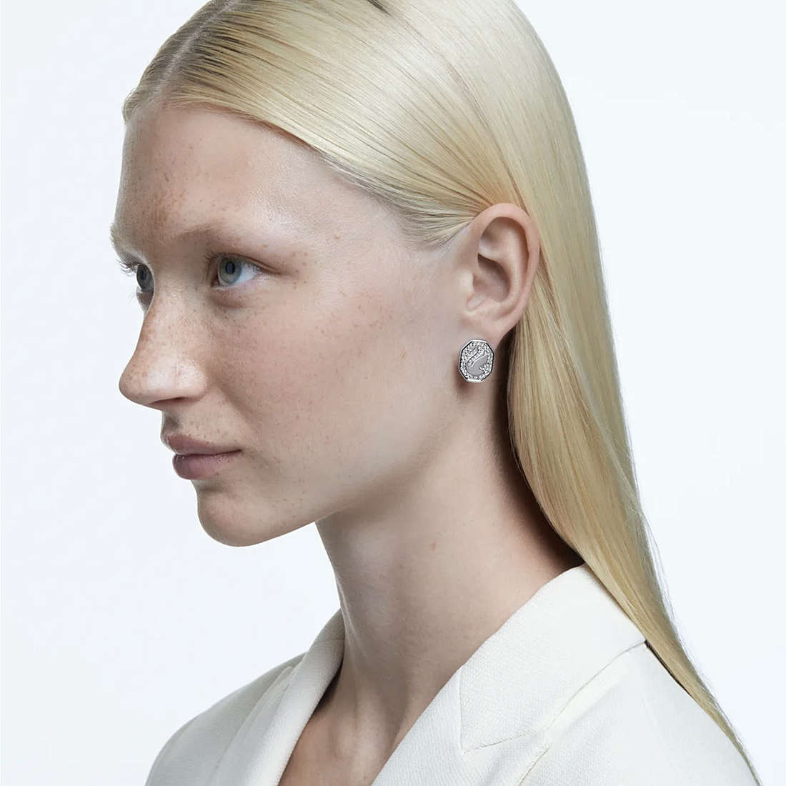 Swarovski earrings Signum woman 5621097 wearing