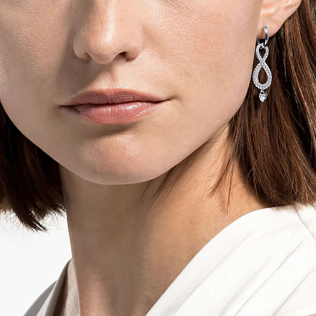 Swarovski earrings Swa Infinity woman 5520578 wearing
